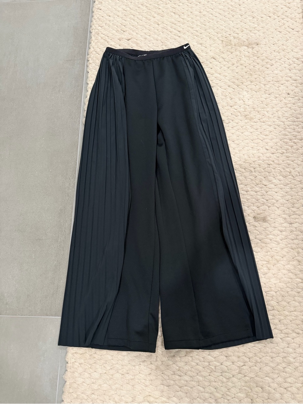 Nike Black Wide-Leg Pleated Side-Panel Pants